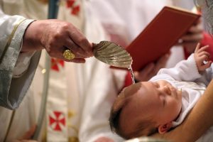 Obiecte necesare pentru bebelus si preot in timpul slujbei de botez
