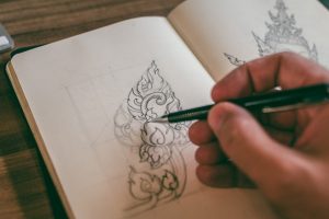 Care sunt avantajele creionului mecanic pentru desen?